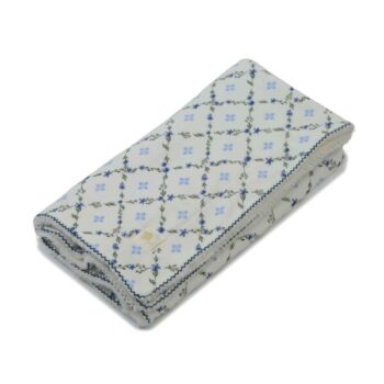 design-11-12-600x600 שמיכה קטיפה לבן הדפס פרחים כחולים | בנטי