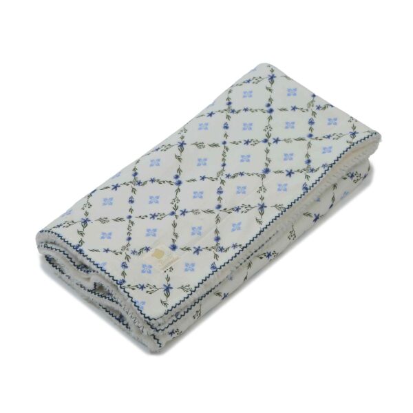 design-11-12-600x600 שמיכה קטיפה לבן הדפס פרחים כחולים | בנטי